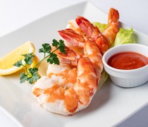 BENJAMIN STEAK HOUSE KITTE OSAKA_Jumbo Shrimp Cocktail - A dish that exceeds expectations marks the beginning of a special time.