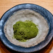  手工蕨饼，配黑糖浆和抹茶 