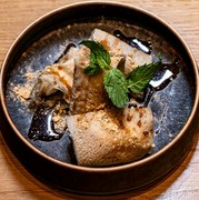  蕎麥粉薄餅配棕色糖漿和大豆粉 