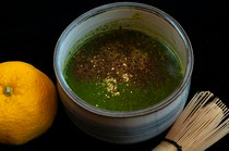 KAMINARI CAFE&BAR_Yuzu Matcha Latte - The deep umami of matcha gently harmonizes with the refreshing yuzu citrus.