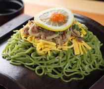 Nishiazabu Maruoro_Kawara Soba Noodles - The specialty from Yamaguchi Prefecture is a delicious meal presented on a tile.