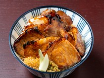  런치타임 간판 메뉴. 엄선한 오키나와현산 돼지고기를 사용한 '오키나와 현산 돼지 시마부타동' 
