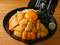  그 시기 가장 맛있는 성게를 한 접시에. 다른 산지에서 엄선한 5종의 성게를 비교하며 맛보는 '미야비' 