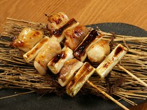  使用北海道雞肉，用備長炭烤製的“鳥脊雞” 