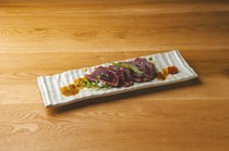  用稻草烤製的藍鰭鮪魚 