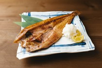  採用正宗阿特卡鯖魚製成。這是一款真正令人滿足且美味的「隔夜風乾阿特卡鯖魚」。 
