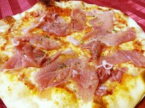 含有大量義大利燻火腿的披薩 
