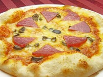  薩拉米香腸和橄欖披薩 