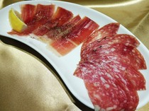  什錦火腿和薩拉米香腸 