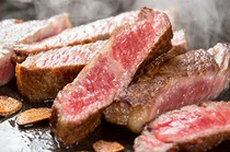  请尽情享受多汁肉质的美味。“黑毛和牛牛排” 