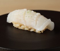  장인의 훌륭한 기술로 끌어낸 재료의 감칠맛이 기억에 남는 '화살오징어' 