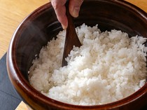  信乐瓦锅炊煮而成，米粒蓬松饱满的“雪武尊瓦锅现煮饭（1合）” 