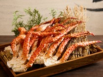  肉质紧实弹牙、鲜甜无比，极尽奢华的珍品“豪迈水煮帝王蟹 称重销售” 