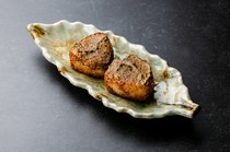  2 grilled rice balls with burnt crab miso 