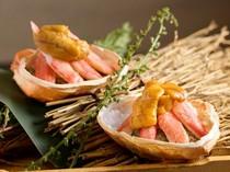  蟹壳盛器抢眼上镜，打造出华美奢侈的美味珍品。接近成本价、不惜亏本售卖的招牌餐品“奢华蟹壳香箱刺身 2个” 