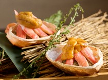  A gorgeous and luxurious dish that stands out in its shell container. Our specialty dish, "Luxurious Crab Shell Sashimi in a Box (2 pieces)," is prepared at the lowest possible cost, even at a loss. 