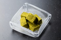  Matcha-scented warabi mochi 