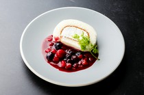  Fromage blanc roll cake with berry sauce 