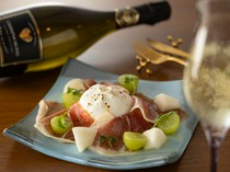  布拉塔奶酪和意大利熏火腿 