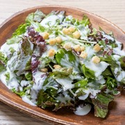  凯撒沙拉配溏心蛋 