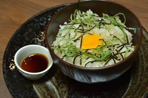  米饭上放生鸡蛋 