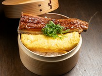  香鳗鱼和软嫩的卷蛋在这道“鳗鱼饭”中完美搭配。 