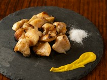  “炭烤鸡腿”是小块的，味道浓郁，散发着炭火的香味。 