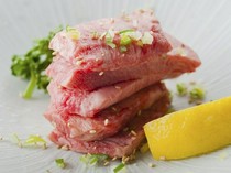  한 마리에서 겨우 두 접시 정도만 얻을 수 있는 희귀 부위 ‘엄선 우설 뿌리’ 