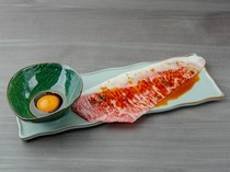  부드러운 식감과 고소함이 인상적인 ‘특선 와규 등심 야키샤부 (고기 한 조각)’ 