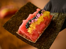  海洋与大地馈赠的完美结合，亲切感和新鲜感交织在一起的『和牛与蓝鳍金枪鱼生牛肉片热狗卷～金枪鱼腩配腌萝卜风味～』 