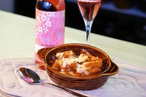  “가즈노규의 힘줄을 삶은 소스를 사용한 빵 그라탱” “고사카마치의 은은하게 달콤한 벚꽃 와인” 