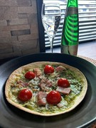  “아키타현 주몬지마치 브랜드 돼지고기 ‘줏톤’의 베이컨과 토마토 피자”+”와인잔에 즐기는 일본주” 