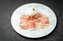  생햄과 불라타 치즈 
