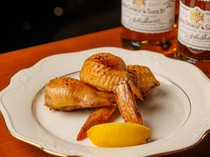  推薦搭配高球飲品的「雞翅餃子」 