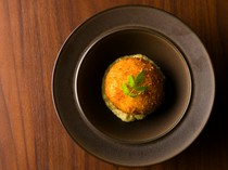  佐以新鲜洋葱酱汁，激发蟹肉鲜味的“蟹肉奶油可乐饼” 