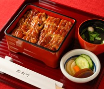  品尝滨名湖引以为豪的“Deshiko”品牌鳗鱼，采用炭火直烤烹制的“Deshiko鳗鱼盖饭（梅 1条鳗鱼）” 