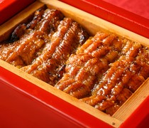  趁热享用，鳗鱼与米饭的完美融合。源自福冈柳川的“蒸笼蒸鳗（梅，1条鳗鱼）” 