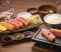  外皮酥脆，口感浓郁，保留了A5和牛的鲜美风味的“A5和牛炸牛排套餐” 