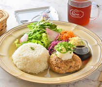  一份营养均衡、蔬菜丰富的餐点。尽享我们每月推出的“套餐午餐”带来的独特美味。 