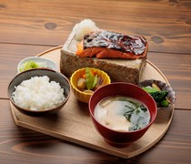  생선회의 신선함! 숯불구이로 맛이 돋보이는 「조식 은연어 정식」 
