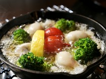  這款「帶殼牡蠣頂級蒜蓉醬」將牡蠣的美味融入了油中。 