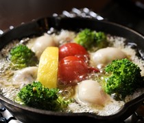  在這道「帶殼牡蠣蒜蓉醬」中，牡蠣的鮮美滋味在油中迸發而出。 
