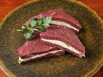  「Ezo鹿肉燻牛肉配煙燻蘿蔔起司」－即使是初學者也能輕鬆享用野味的菜餚。 