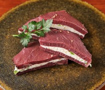  「Ezo鹿肉燻牛肉配煙燻蘿蔔起司」－即使是初學者也能輕鬆享用野味的菜餚。 