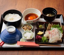  一道以新鲜鲷鱼和肥美鸡蛋为特色的奢华菜肴，“宇和岛鲷鱼饭” 