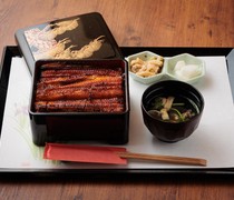  这道鳗鱼饭采用关东风味，先蒸后烤，口感蓬松，香气扑鼻。 