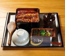  豪華的「高級組合蓋飯」讓您可以同時享用鰻魚飯和鰻魚蓋飯。 