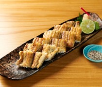  鰻魚的真正美味得以展現！ 「白燒」（原味烤鰻魚）選用肉質厚實、口感鮮嫩的鰻魚，烤至香氣撲鼻、蓬鬆軟嫩，堪稱完美。 