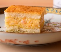  A delightful burst of crispness and aroma, followed by the luxurious, plump texture of shrimp in this "Shrimp Bread." 