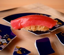  Edomae sushi: A magnificent harmony of carefully selected seasonal seafood and expert techniques. 